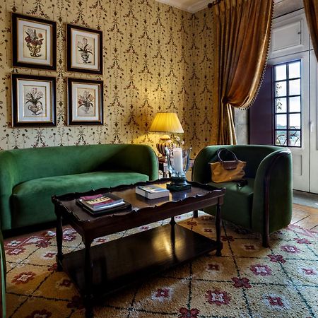 Pousada Mosteiro De Guimarães Extérieur photo A suite at the Hotel de Crillon