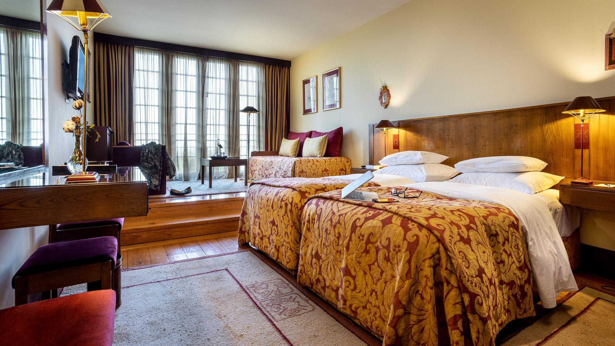 Pousada Mosteiro De Guimarães Extérieur photo A room at the hotel