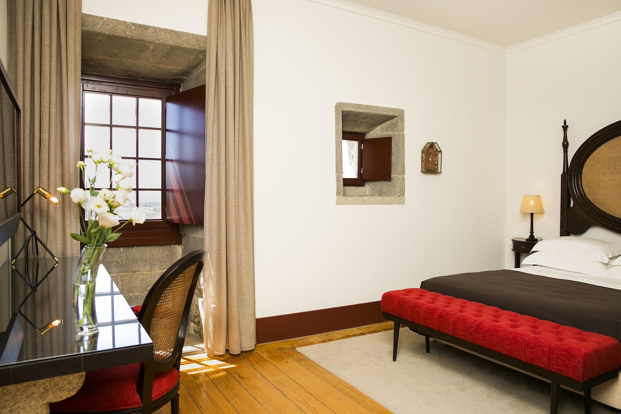 Pousada Mosteiro De Guimarães Extérieur photo A room at the Hotel do Porto