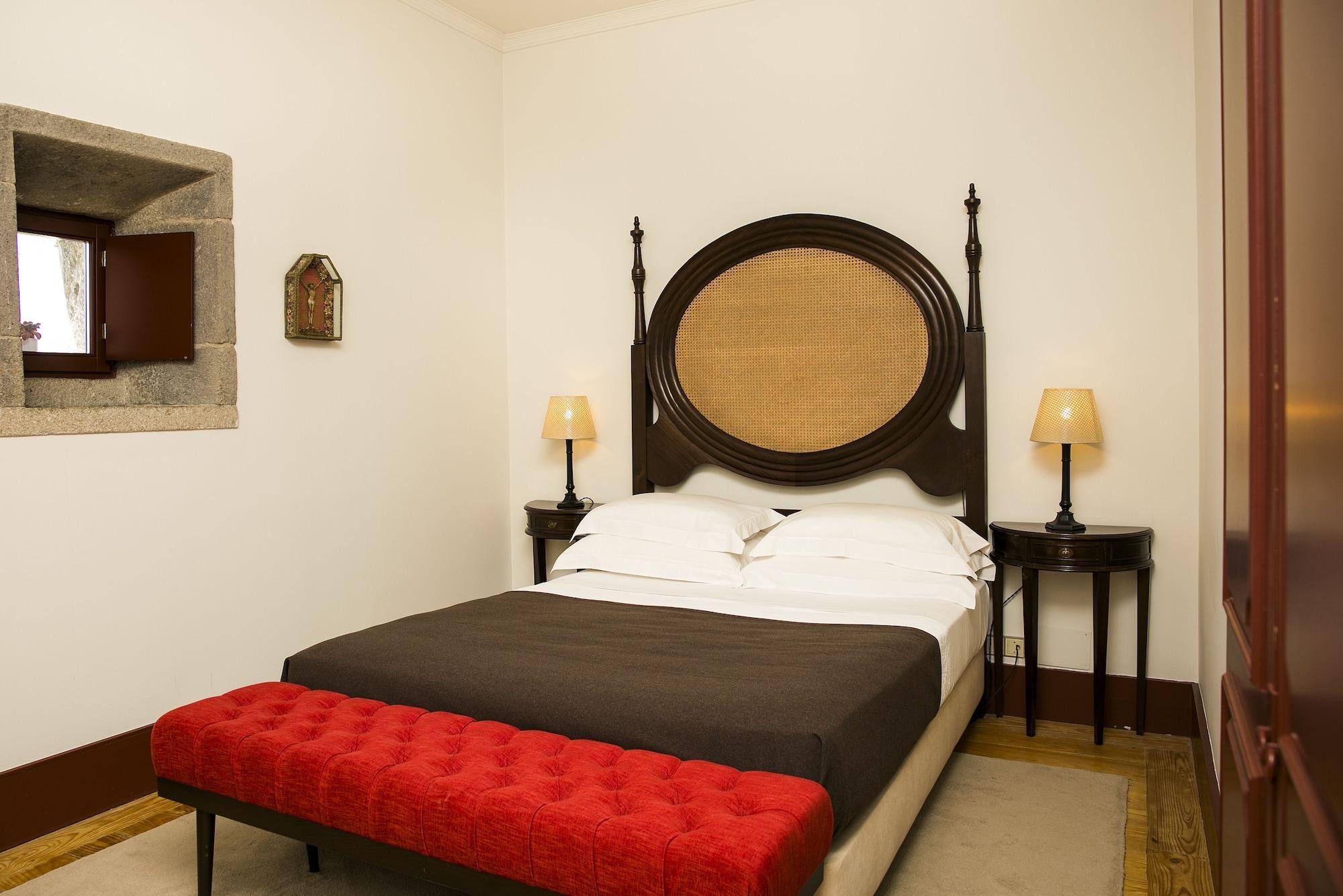 Pousada Mosteiro De Guimarães Extérieur photo A room at the hotel
