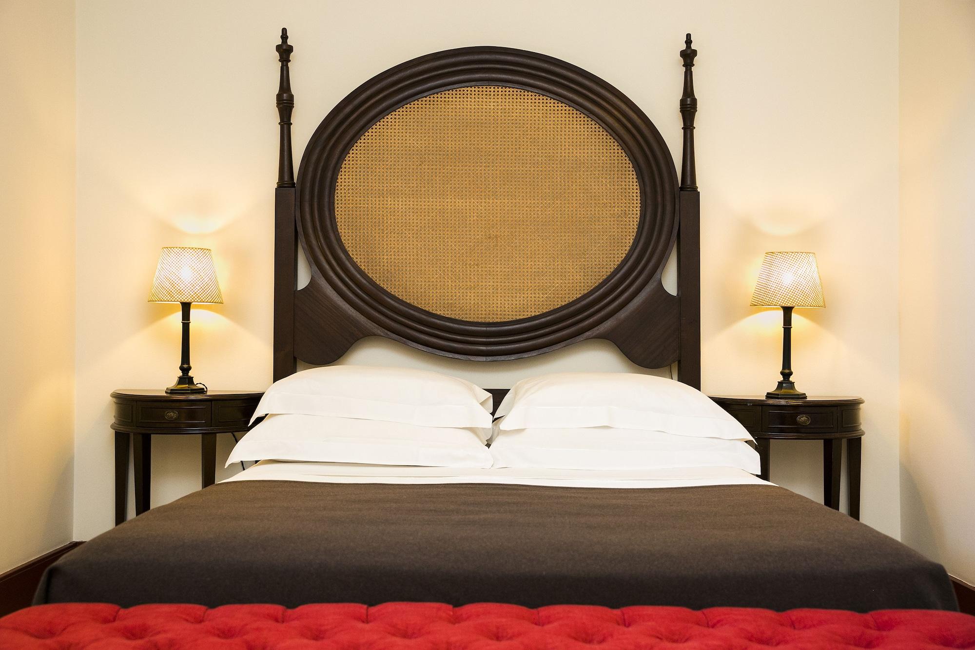 Pousada Mosteiro De Guimarães Extérieur photo A bed with a headboard