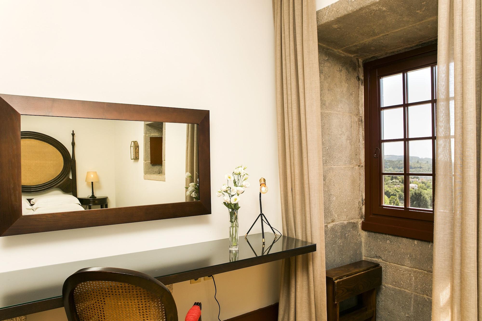 Pousada Mosteiro De Guimarães Extérieur photo A room at the hotel
