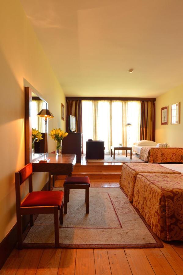 Pousada Mosteiro De Guimarães Extérieur photo A room at the hotel