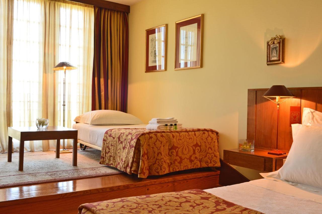 Pousada Mosteiro De Guimarães Extérieur photo A room at the hotel