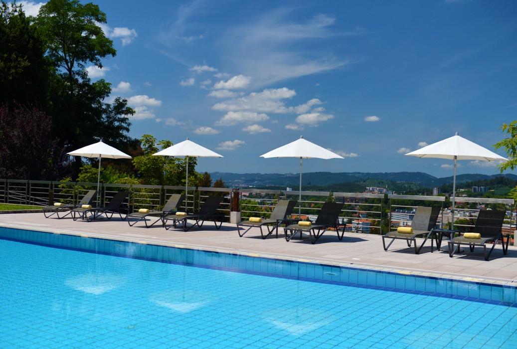 Pousada Mosteiro De Guimarães Extérieur photo The swimming pool at the Hotel