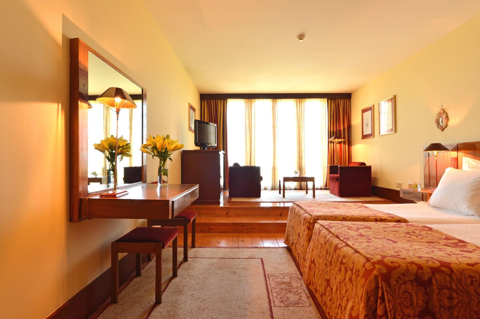 Pousada Mosteiro De Guimarães Extérieur photo A room at the hotel