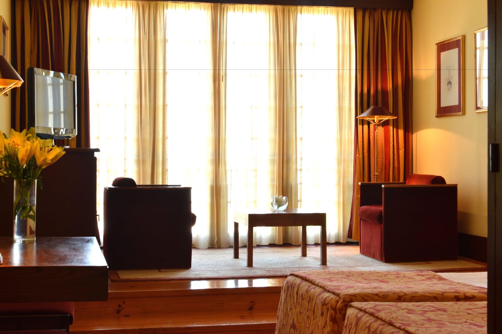 Pousada Mosteiro De Guimarães Extérieur photo A room at the hotel