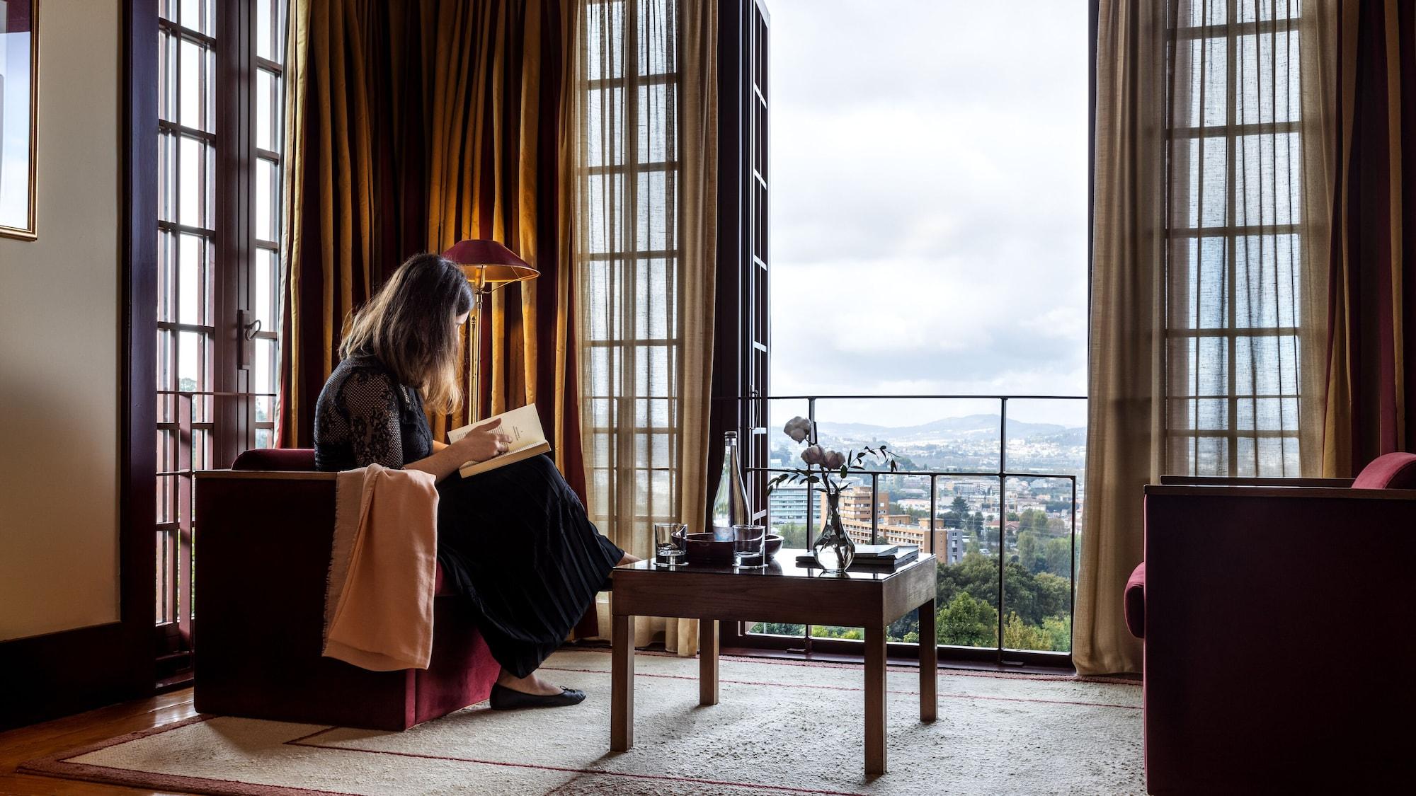 Pousada Mosteiro De Guimarães Extérieur photo A woman reading in a room