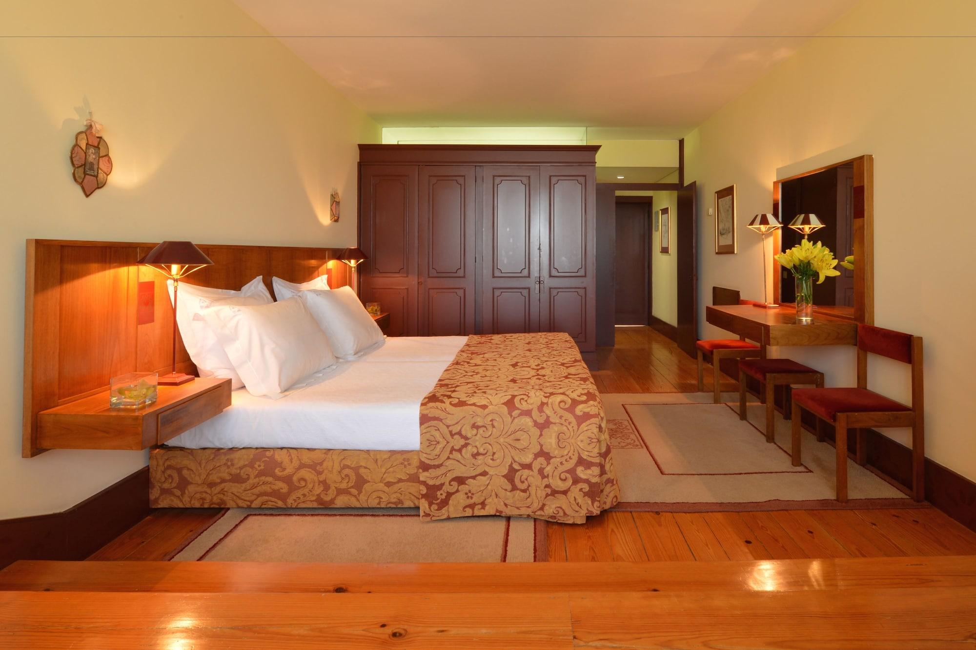 Pousada Mosteiro De Guimarães Extérieur photo A room at the Hotel do Canal