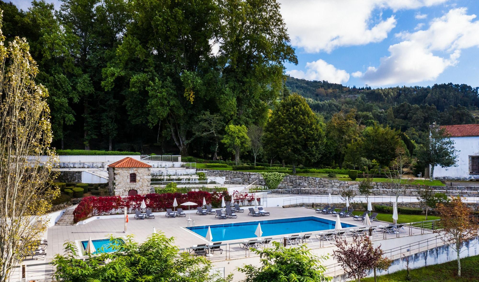 Pousada Mosteiro De Guimarães Extérieur photo The swimming pool at the Pousada de Óbidos