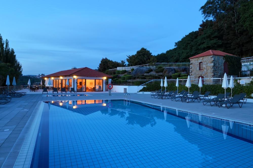 Pousada Mosteiro De Guimarães Extérieur photo The swimming pool at the hotel