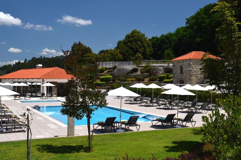 Pousada Mosteiro De Guimarães Extérieur photo The swimming pool at the Pousada de Óbidos