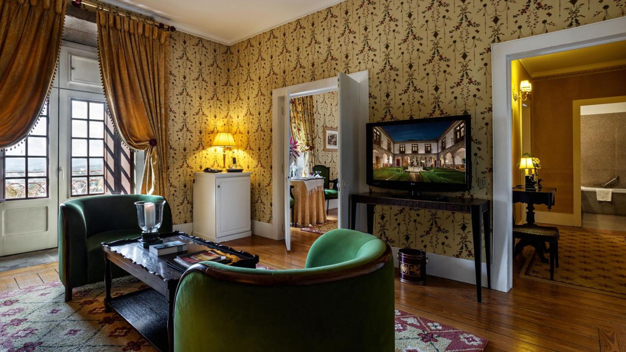 Pousada Mosteiro De Guimarães Extérieur photo A suite at the hotel