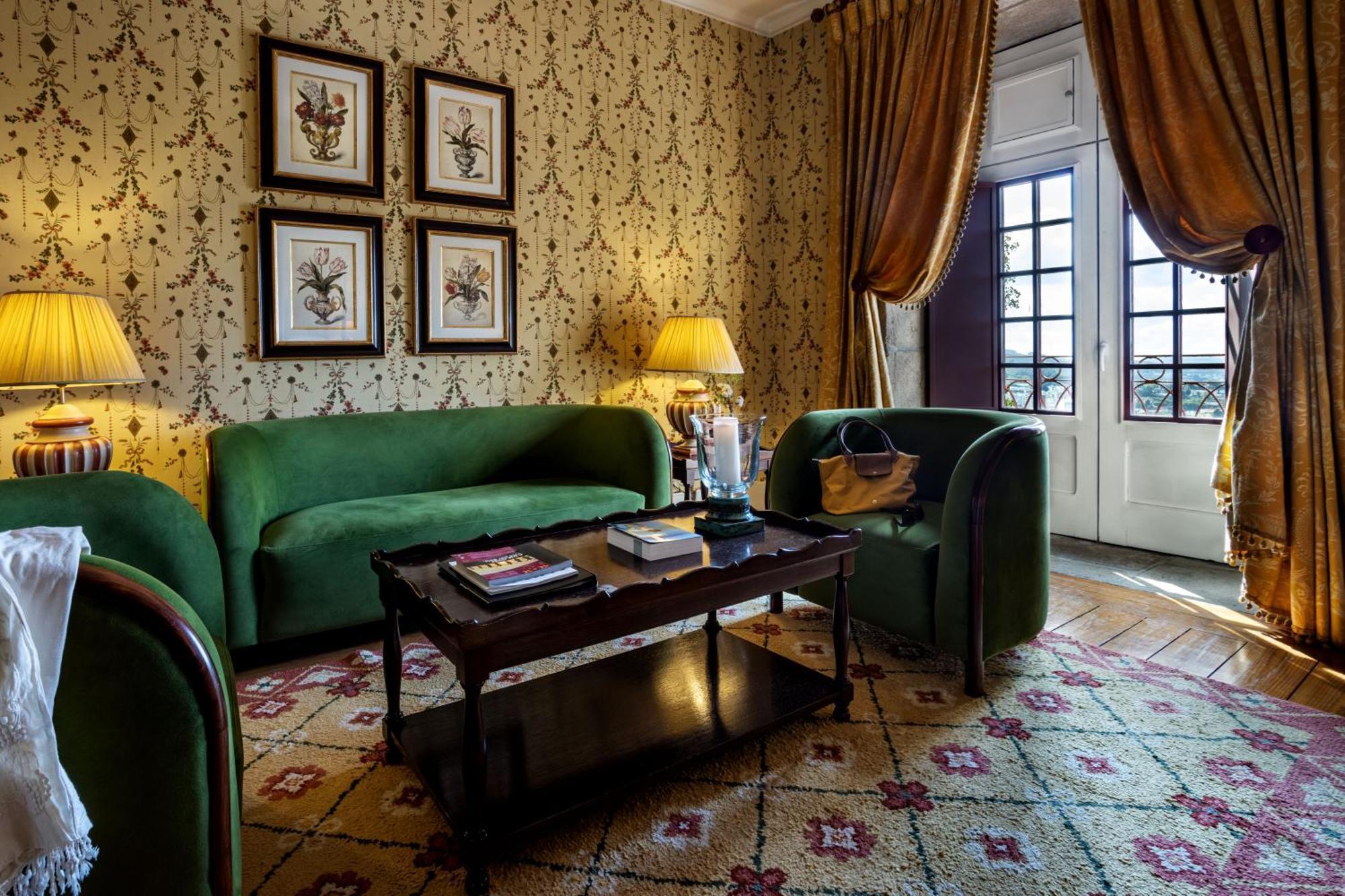 Pousada Mosteiro De Guimarães Extérieur photo A suite at the Hotel de Crillon