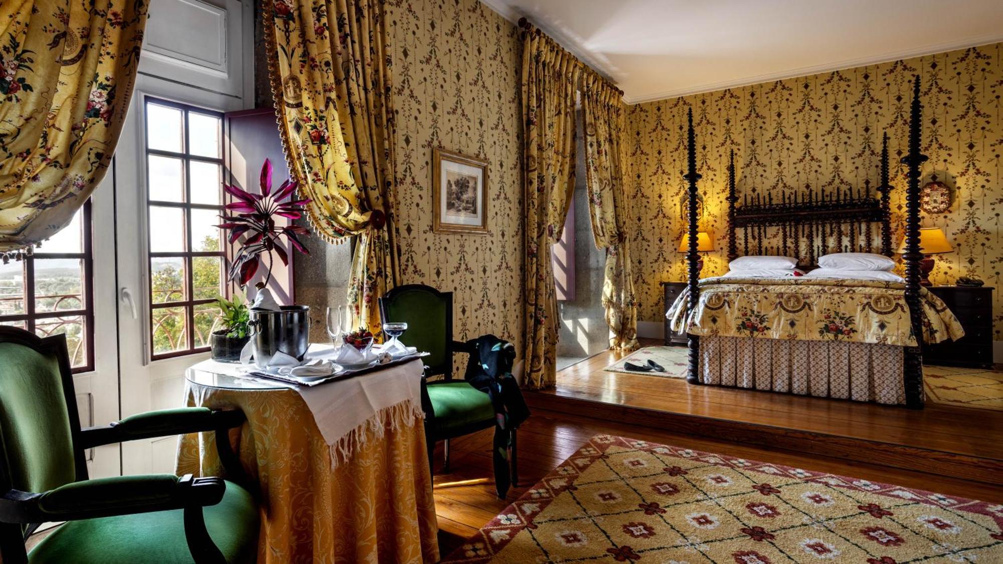 Pousada Mosteiro De Guimarães Extérieur photo A room at the Hotel
