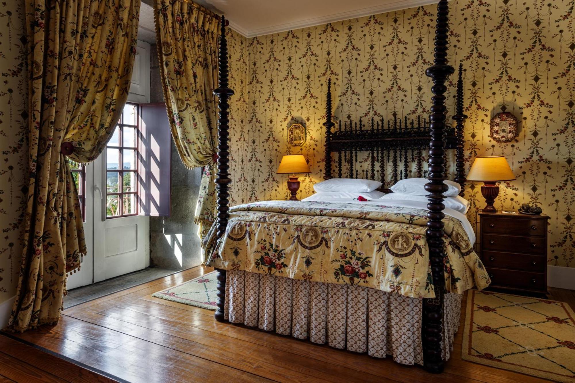 Pousada Mosteiro De Guimarães Extérieur photo The bedroom of the hotel
