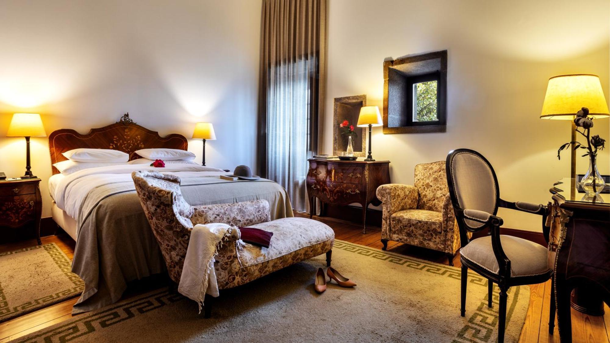 Pousada Mosteiro De Guimarães Extérieur photo A room at the hotel