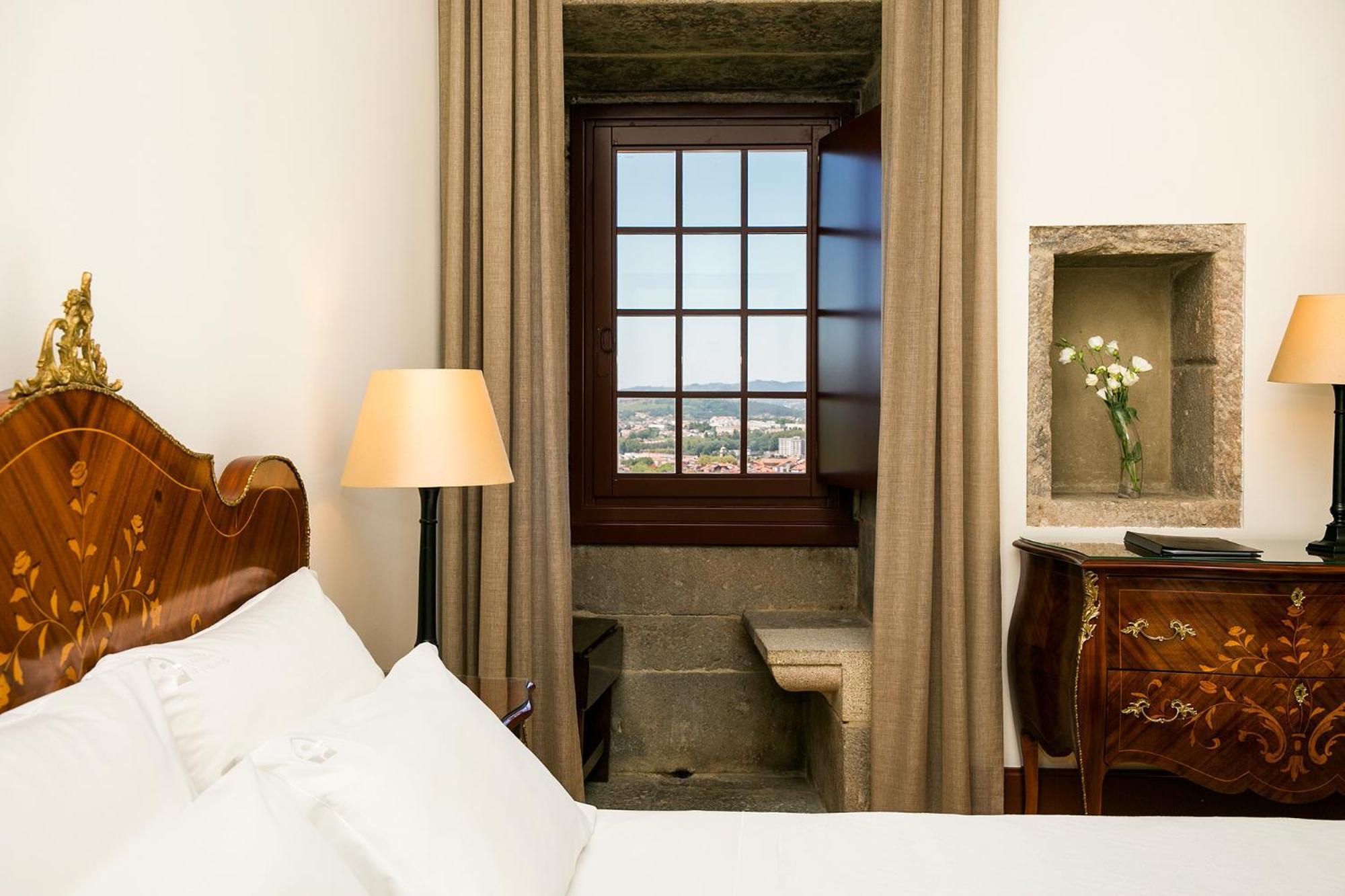 Pousada Mosteiro De Guimarães Extérieur photo A room at the Hotel