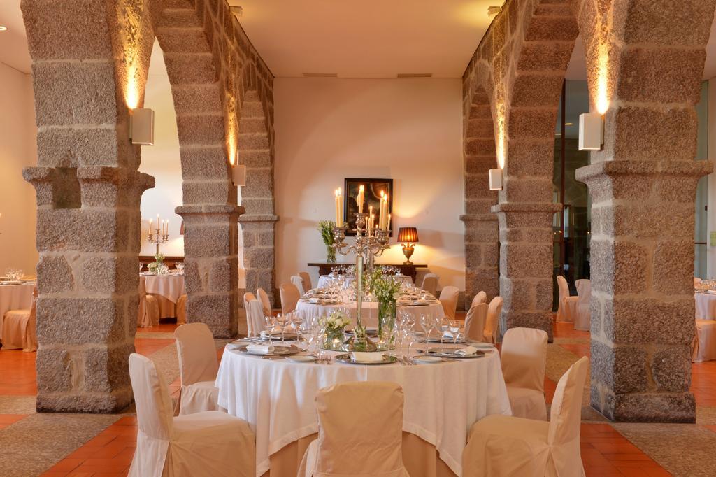 Pousada Mosteiro De Guimarães Extérieur photo The interior of the restaurant