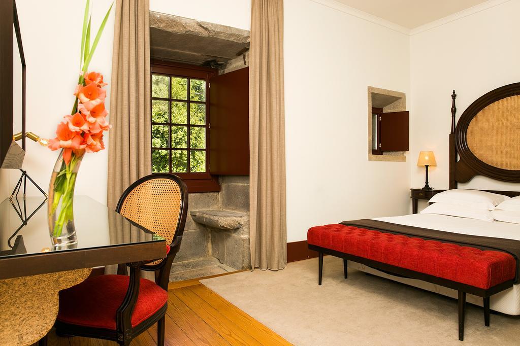 Pousada Mosteiro De Guimarães Extérieur photo A room at the hotel