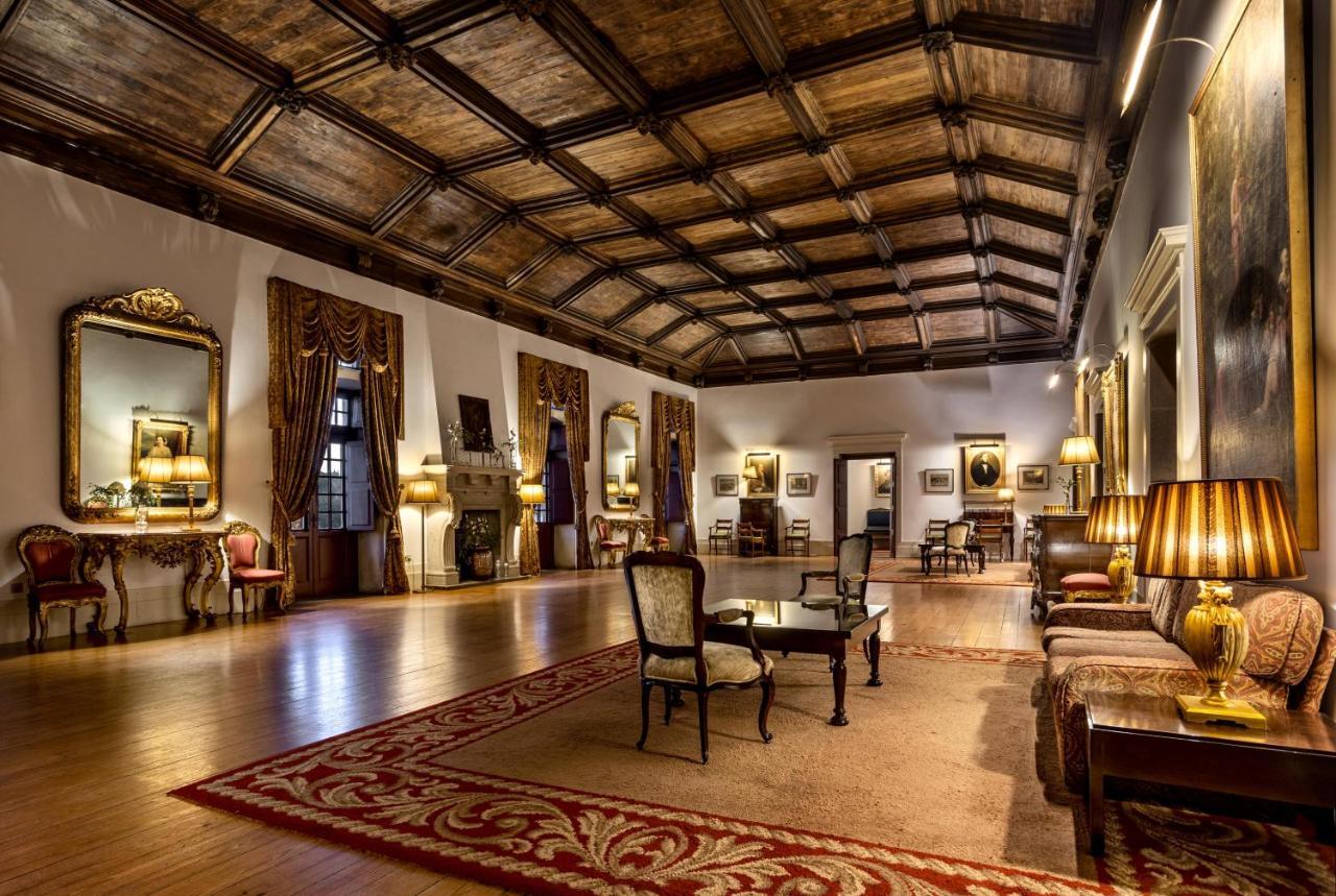 Pousada Mosteiro De Guimarães Extérieur photo The lobby of the hotel