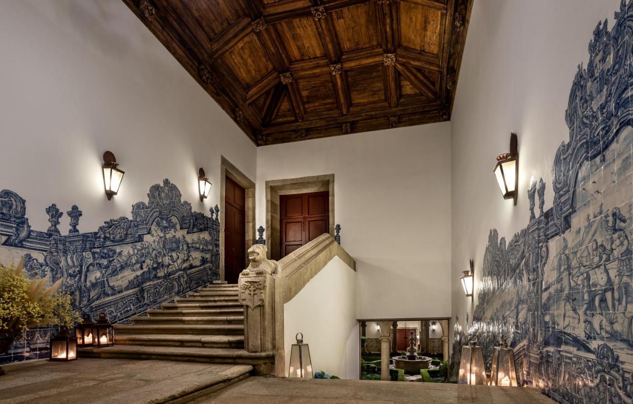 Pousada Mosteiro De Guimarães Extérieur photo The entrance to the palace, with the azulejo panels