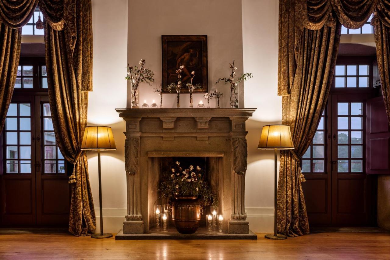 Pousada Mosteiro De Guimarães Extérieur photo The fireplace in the ballroom