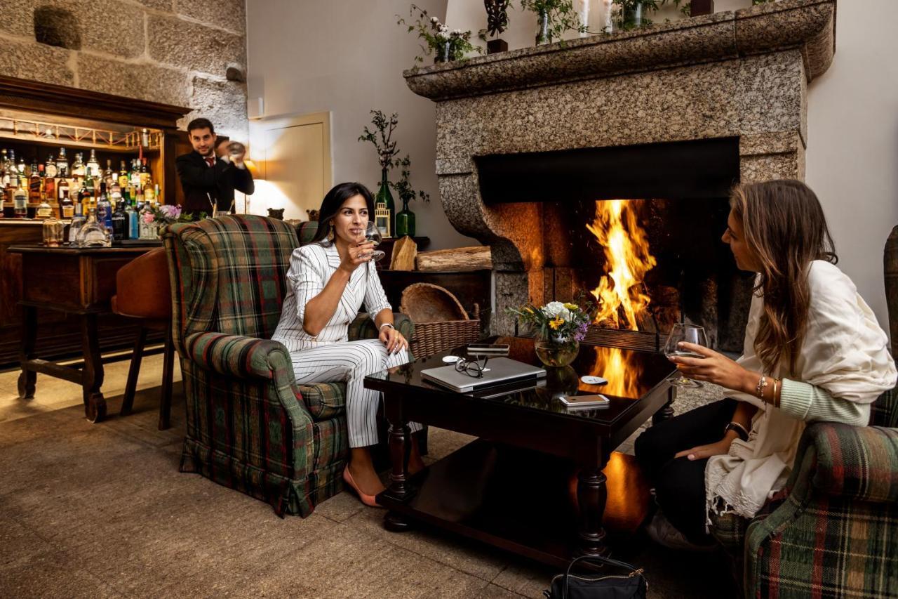 Pousada Mosteiro De Guimarães Extérieur photo The fireplace in the bar