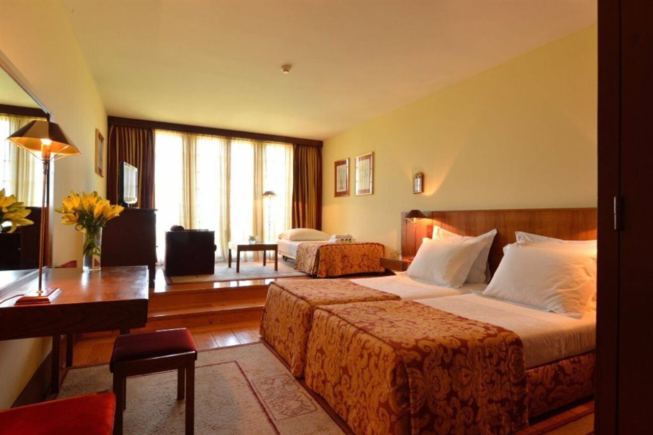 Pousada Mosteiro De Guimarães Extérieur photo A room at the hotel