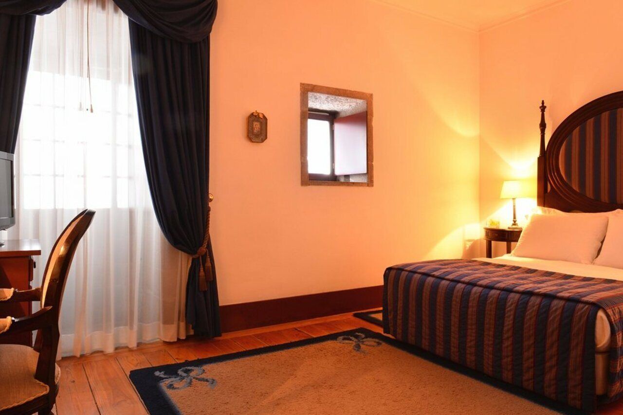 Pousada Mosteiro De Guimarães Extérieur photo A room at the hotel